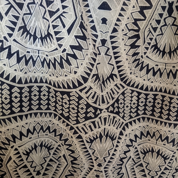 Bua-Bua Navy and White Boho Print Flowy Tank Top Great for Summer! 😎 medium - Picture 4 of 7